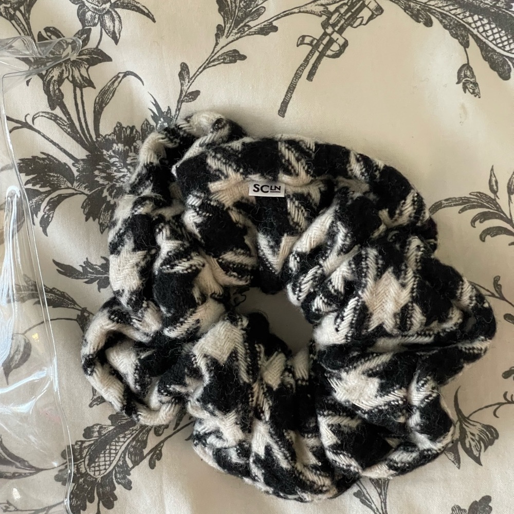 Stoney Clover Lane Houndstooth Scrunchie New With Pouch